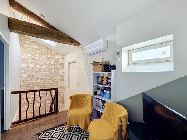 ANGOULEME belle maison de ville rénovée avec beaucoup de caractère offrant terrasses jardin et petit garage.