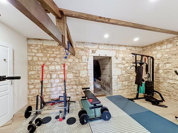 ANGOULEME belle maison de ville rénovée avec beaucoup de caractère offrant terrasses jardin et petit garage.