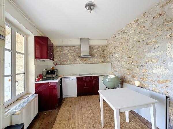 ANGOULEME belle maison de ville rénovée avec beaucoup de caractère offrant terrasses jardin et petit garage.