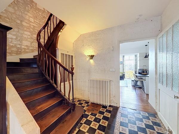 ANGOULEME belle maison de ville rénovée avec beaucoup de caractère offrant terrasses jardin et petit garage.