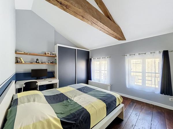 ANGOULEME belle maison de ville rénovée avec beaucoup de caractère offrant terrasses jardin et petit garage.