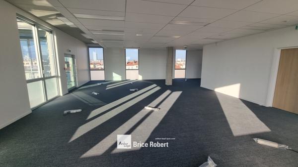 Bureaux neufs à louer à Villeurbanne avec accès métro et parkings