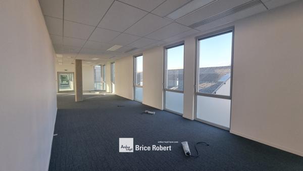 Bureaux neufs à louer à Villeurbanne avec accès métro et parkings