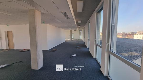 Bureaux neufs à louer à Villeurbanne avec accès métro et parkings