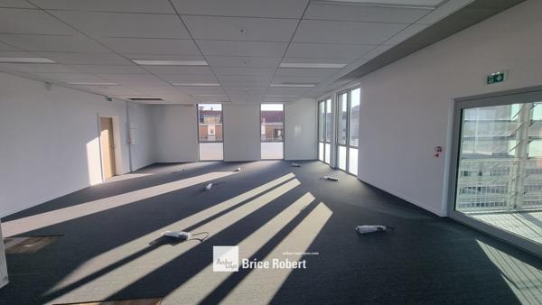 Bureaux neufs à louer à Villeurbanne avec accès métro et parkings