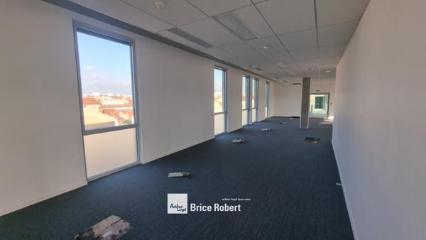 Bureaux neufs à louer à Villeurbanne avec accès métro et parkings