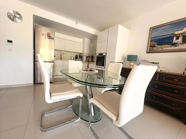À vendre : Appartement contemporain 2 pièces en rez de jardin à Saint-Raphaël