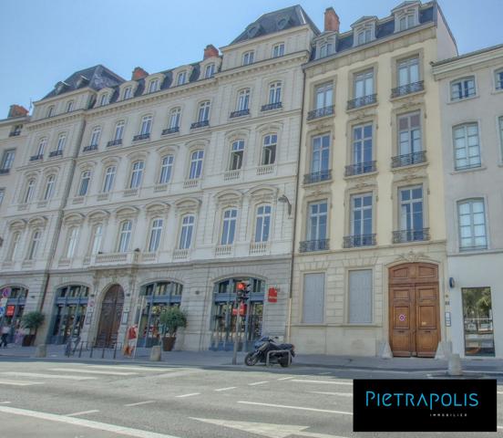 PLACE BELLECOUR - MAGNIFIQUE APPARTEMENT FAMILIAL