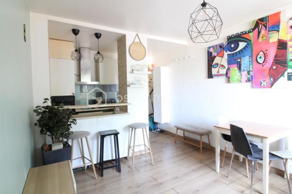 Venez découvrir ce bel appartement en rez-de-chaussée situé proche du centre ville, à côté du Lycée Victor Duruy.
Il est composé d'une pièce de vie principale baignée de lumière avec sa cuisine équipée.
Vous trouverez également une chambre avec salle de bain attenante et WC.
Idéal premier achat, investissement locatif ou pied-à-terre.
Actuellement libre de toute occupation.
Les charges annuelles sont d'environ 1100€.
Pour plus d'information ou demande de visite, contacter Nicolas GARDIES : 06.20.99.03.07