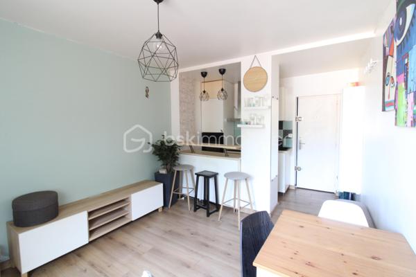 Venez découvrir ce bel appartement en rez-de-chaussée situé proche du centre ville, à côté du Lycée Victor Duruy.
Il est composé d'une pièce de vie principale baignée de lumière avec sa cuisine équipée.
Vous trouverez également une chambre avec salle de bain attenante et WC.
Idéal premier achat, investissement locatif ou pied-à-terre.
Actuellement libre de toute occupation.
Les charges annuelles sont d'environ 1100€.
Pour plus d'information ou demande de visite, contacter Nicolas GARDIES : 06.20.99.03.07
