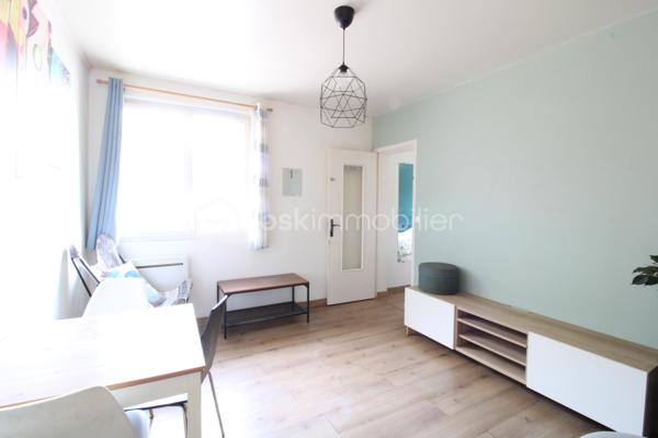 Venez découvrir ce bel appartement en rez-de-chaussée situé proche du centre ville, à côté du Lycée Victor Duruy.
Il est composé d'une pièce de vie principale baignée de lumière avec sa cuisine équipée.
Vous trouverez également une chambre avec salle de bain attenante et WC.
Idéal premier achat, investissement locatif ou pied-à-terre.
Actuellement libre de toute occupation.
Les charges annuelles sont d'environ 1100€.
Pour plus d'information ou demande de visite, contacter Nicolas GARDIES : 06.20.99.03.07