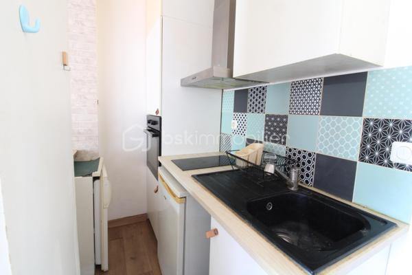 Venez découvrir ce bel appartement en rez-de-chaussée situé proche du centre ville, à côté du Lycée Victor Duruy.
Il est composé d'une pièce de vie principale baignée de lumière avec sa cuisine équipée.
Vous trouverez également une chambre avec salle de bain attenante et WC.
Idéal premier achat, investissement locatif ou pied-à-terre.
Actuellement libre de toute occupation.
Les charges annuelles sont d'environ 1100€.
Pour plus d'information ou demande de visite, contacter Nicolas GARDIES : 06.20.99.03.07