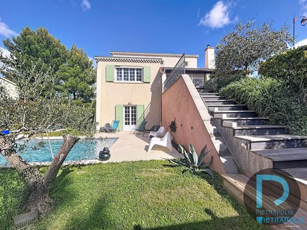 VILLA de 183m² avec piscine sur une parcelle de terrain de 932m² - 4 chambres