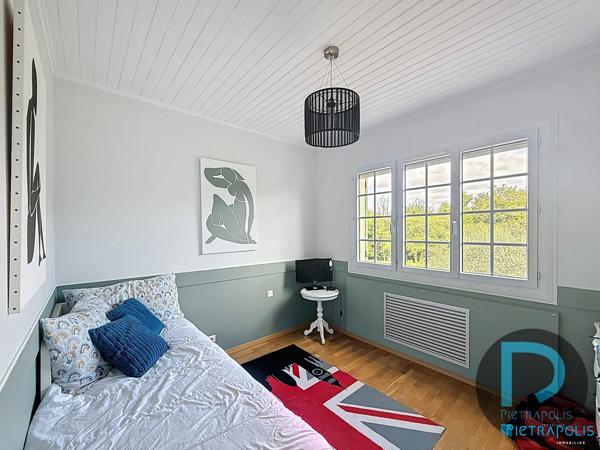 VILLA de 183m² avec piscine sur une parcelle de terrain de 932m² - 4 chambres