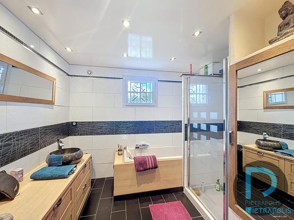 VILLA de 183m² avec piscine sur une parcelle de terrain de 932m² - 4 chambres