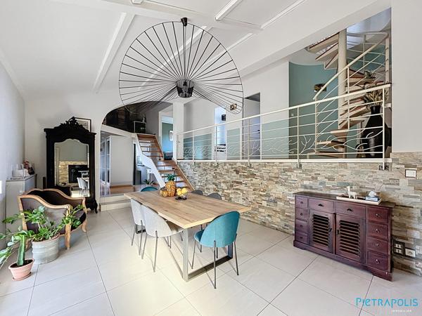 VILLA de 183m² avec piscine sur une parcelle de terrain de 932m² - 4 chambres
