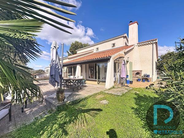 VILLA de 183m² avec piscine sur une parcelle de terrain de 932m² - 4 chambres
