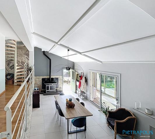 VILLA de 183m² avec piscine sur une parcelle de terrain de 932m² - 4 chambres