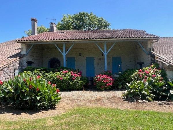 Demeure en pierre avec dépendances et parc arboré