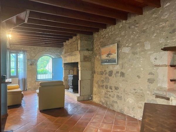 Demeure en pierre avec dépendances et parc arboré