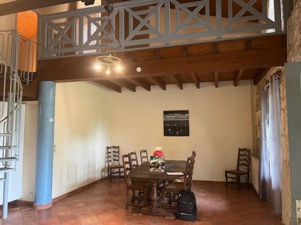 Demeure en pierre avec dépendances et parc arboré