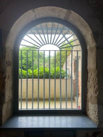 Demeure en pierre avec dépendances et parc arboré