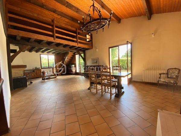 Nous vous proposons cette charmante maison de caractère située dans une rue calme de Biganos, à seulement quelques minutes du centre-ville.
Cette bâtisse traditionnelle, dotée d’une structure saine et solide, nécessite des travaux de rénovation. Elle offre un excellent potentiel pour un projet personnalisé et représente une belle opportunité patrimoniale.
Intérieur :
•  Grand séjour lumineux avec cheminée et mezzanine
•  Cuisine ouverte sur le séjour, accompagnée d’un cellier
•  Trois chambres
•  Une salle de bains
•  Combles aménageables offrant la possibilité d’augmenter la surface habitable
Extérieur :
•  Coursive couverte
•  Terrasse couverte
•  Belle opportunité d’agrandissement (sous réserve des règles d’urbanisme)
•  Possibilité de créer un garage et/ou d’aménager une piscine
Idéalement située dans un environnement résidentiel paisible, cette propriété allie charme de l’ancien et fort potentiel d’évolution. Elle séduira les amateurs de biens authentiques souhaitant créer leur cadre de vie sur mesure.
