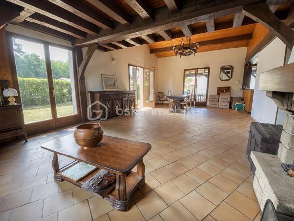 Nous vous proposons cette charmante maison de caractère située dans une rue calme de Biganos, à seulement quelques minutes du centre-ville.
Cette bâtisse traditionnelle, dotée d’une structure saine et solide, nécessite des travaux de rénovation. Elle offre un excellent potentiel pour un projet personnalisé et représente une belle opportunité patrimoniale.
Intérieur :
•  Grand séjour lumineux avec cheminée et mezzanine
•  Cuisine ouverte sur le séjour, accompagnée d’un cellier
•  Trois chambres
•  Une salle de bains
•  Combles aménageables offrant la possibilité d’augmenter la surface habitable
Extérieur :
•  Coursive couverte
•  Terrasse couverte
•  Belle opportunité d’agrandissement (sous réserve des règles d’urbanisme)
•  Possibilité de créer un garage et/ou d’aménager une piscine
Idéalement située dans un environnement résidentiel paisible, cette propriété allie charme de l’ancien et fort potentiel d’évolution. Elle séduira les amateurs de biens authentiques souhaitant créer leur cadre de vie sur mesure.