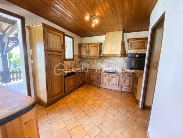 Nous vous proposons cette charmante maison de caractère située dans une rue calme de Biganos, à seulement quelques minutes du centre-ville.
Cette bâtisse traditionnelle, dotée d’une structure saine et solide, nécessite des travaux de rénovation. Elle offre un excellent potentiel pour un projet personnalisé et représente une belle opportunité patrimoniale.
Intérieur :
•  Grand séjour lumineux avec cheminée et mezzanine
•  Cuisine ouverte sur le séjour, accompagnée d’un cellier
•  Trois chambres
•  Une salle de bains
•  Combles aménageables offrant la possibilité d’augmenter la surface habitable
Extérieur :
•  Coursive couverte
•  Terrasse couverte
•  Belle opportunité d’agrandissement (sous réserve des règles d’urbanisme)
•  Possibilité de créer un garage et/ou d’aménager une piscine
Idéalement située dans un environnement résidentiel paisible, cette propriété allie charme de l’ancien et fort potentiel d’évolution. Elle séduira les amateurs de biens authentiques souhaitant créer leur cadre de vie sur mesure.