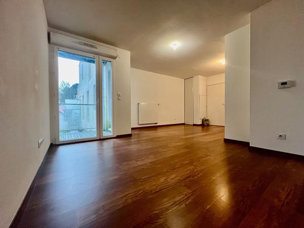 Studio en residence récente avec ascenseur, balcon et parking!,