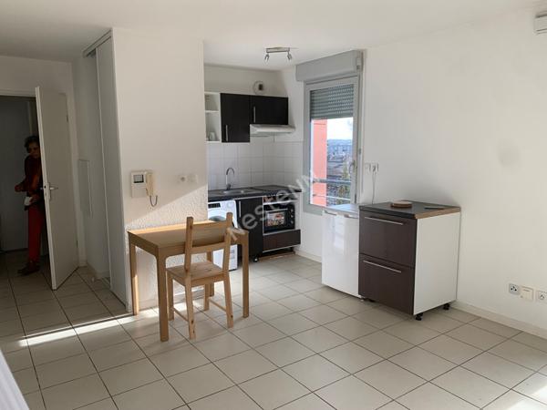 Toulouse Rangueil appartement T1 bis meublé de 41.77 m² sans vis à vis à proximité des commodités , 1 place de parking sous sol et balcon