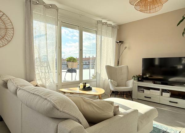 Appartement 3 pièces avec balcon au Centre de Tassin la Demi Lune