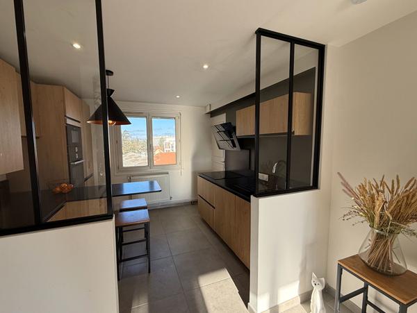 Appartement 3 pièces avec balcon au Centre de Tassin la Demi Lune