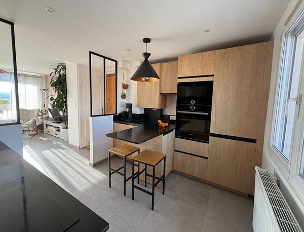 Appartement 3 pièces avec balcon au Centre de Tassin la Demi Lune