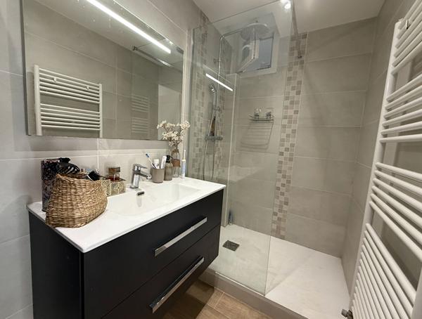 Appartement 3 pièces avec balcon au Centre de Tassin la Demi Lune