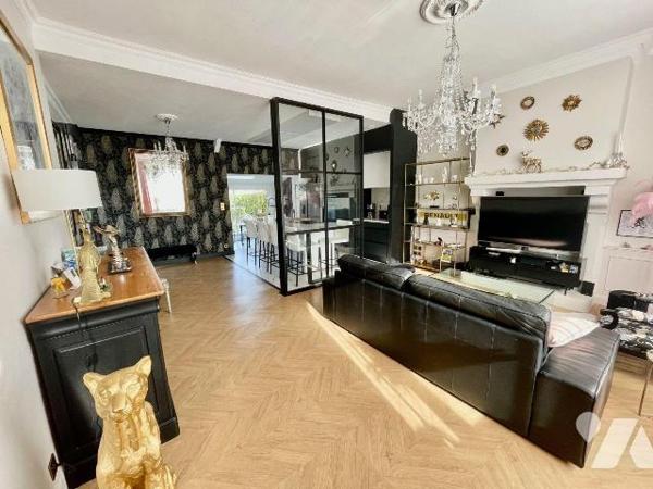 Maison centre ville de type Perrosienne.
En très bon état ayant bénéficiée d'une rénovation en...