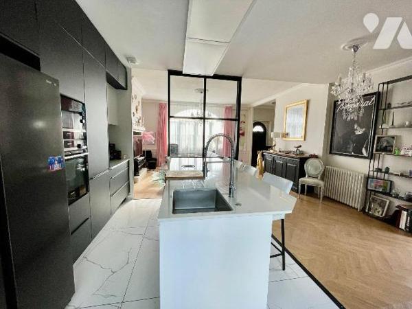 Maison centre ville de type Perrosienne.
En très bon état ayant bénéficiée d'une rénovation en...
