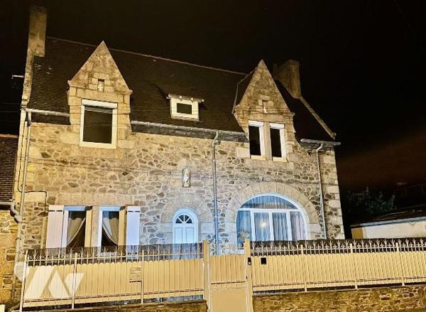 Maison centre ville de type Perrosienne.
En très bon état ayant bénéficiée d'une rénovation en...