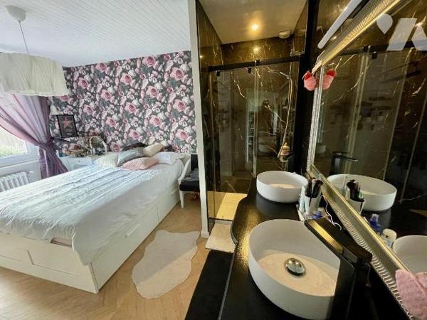 Maison centre ville de type Perrosienne.
En très bon état ayant bénéficiée d'une rénovation en...