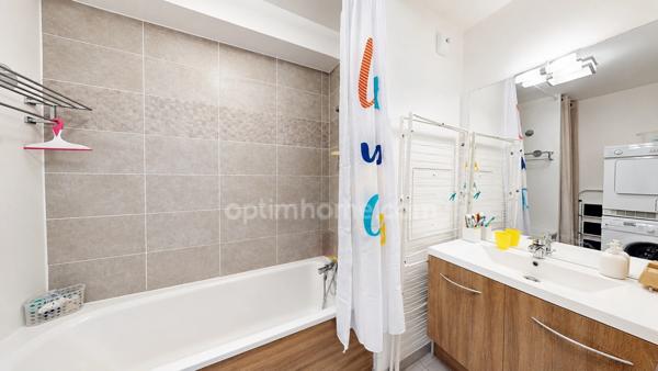 AUBERVILLIERS (93) - FRONT POPULAIRE - 5 PIECES - 3 CHAMBRES - 110M2 - BEAUX VOLUMES - LUMINEUX - ETAGE ELEVE - VUE DEGAGEE - TERRASSE - BALCON - LIGNE 12 - CAVE - PARKING -
