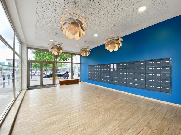 AUBERVILLIERS (93) - FRONT POPULAIRE - 5 PIECES - 3 CHAMBRES - 110M2 - BEAUX VOLUMES - LUMINEUX - ETAGE ELEVE - VUE DEGAGEE - TERRASSE - BALCON - LIGNE 12 - CAVE - PARKING -