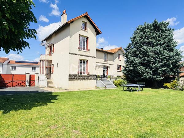 Villa de charme avec piscine, dépendance et jardin.