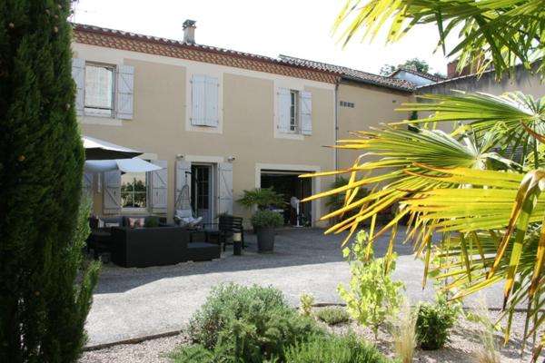 Dpt Gers (32), à vendre MIRANDE centre, belle MAISON DE CARACTERE 160m2, raffinée, sans travaux, avec cour paysagée