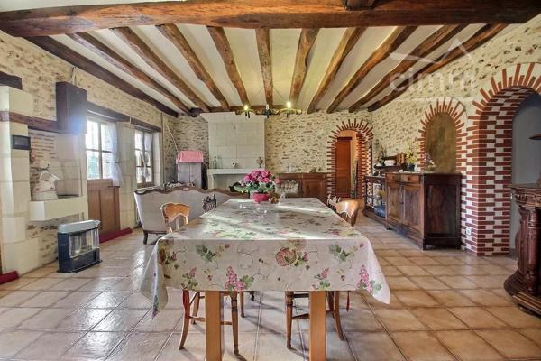 Pierres apparentes, volumes généreux, dépendances aménageables, un bien rare sur le marché !