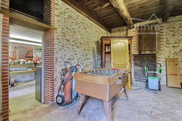 Pierres apparentes, volumes généreux, dépendances aménageables, un bien rare sur le marché !