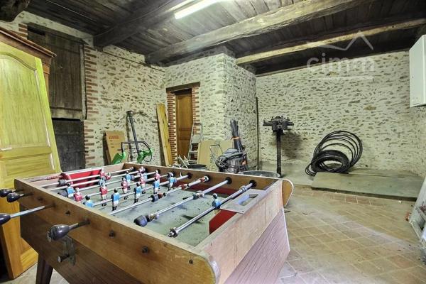 Pierres apparentes, volumes généreux, dépendances aménageables, un bien rare sur le marché !