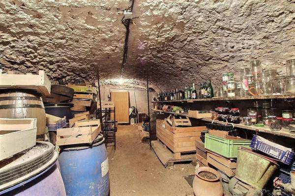 Pierres apparentes, volumes généreux, dépendances aménageables, un bien rare sur le marché !