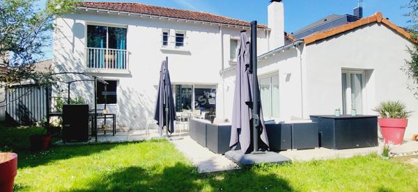 Orvault - Gaudinière : En VENTE ! Maison de 144 m² rénovée avec goût, 4 chambres, sur une parcelle de 402 m², beau jardin sans vis à vis. Maison coup de coeur !