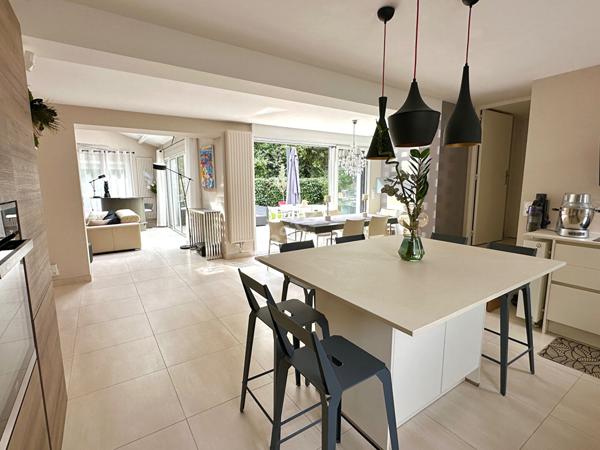 Orvault - Gaudinière : En VENTE ! Maison de 144 m² rénovée avec goût, 4 chambres, sur une parcelle de 402 m², beau jardin sans vis à vis. Maison coup de coeur !