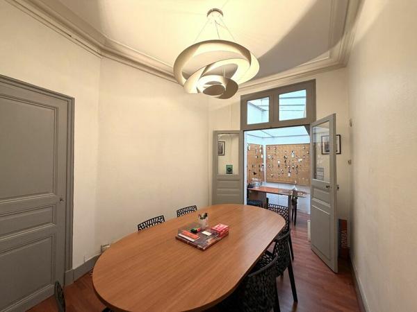BUREAUX 160 M² À LOUER CLIMATISÉS – CENTRE-VILLE POITIERS – 2 PARKINGS – ACCÈS PMR – IMMEUBLE DE CARACTÈRE